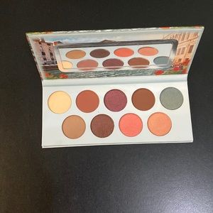 Essence eyeshadow palette
